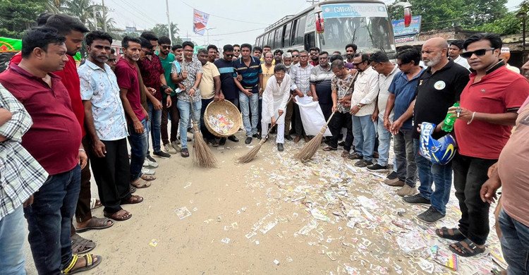 নওগাঁয় কাউন্সিল শেষে রাস্তায় ঝাড়ু হাতে বিএনপি নেতাকর্মীরা (ভিডিও)